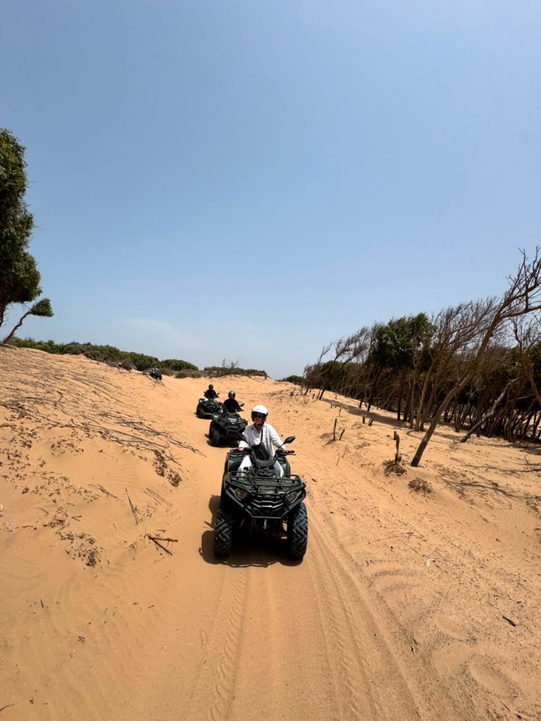 Convoi de quads sur les dunes et pistes sablonneuses près d'Essaouira