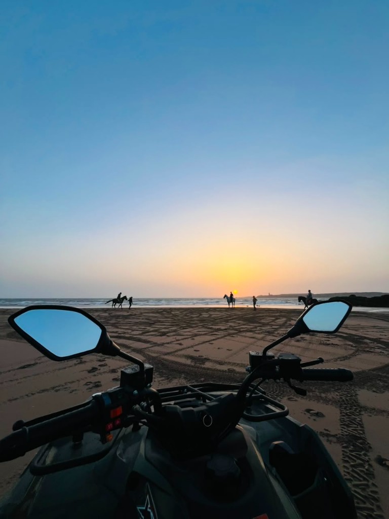 Pause thé berbère dans une tente traditionnelle après l'excursion quad